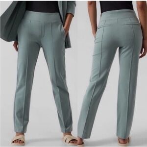 Athleta Eastbound Strait leg